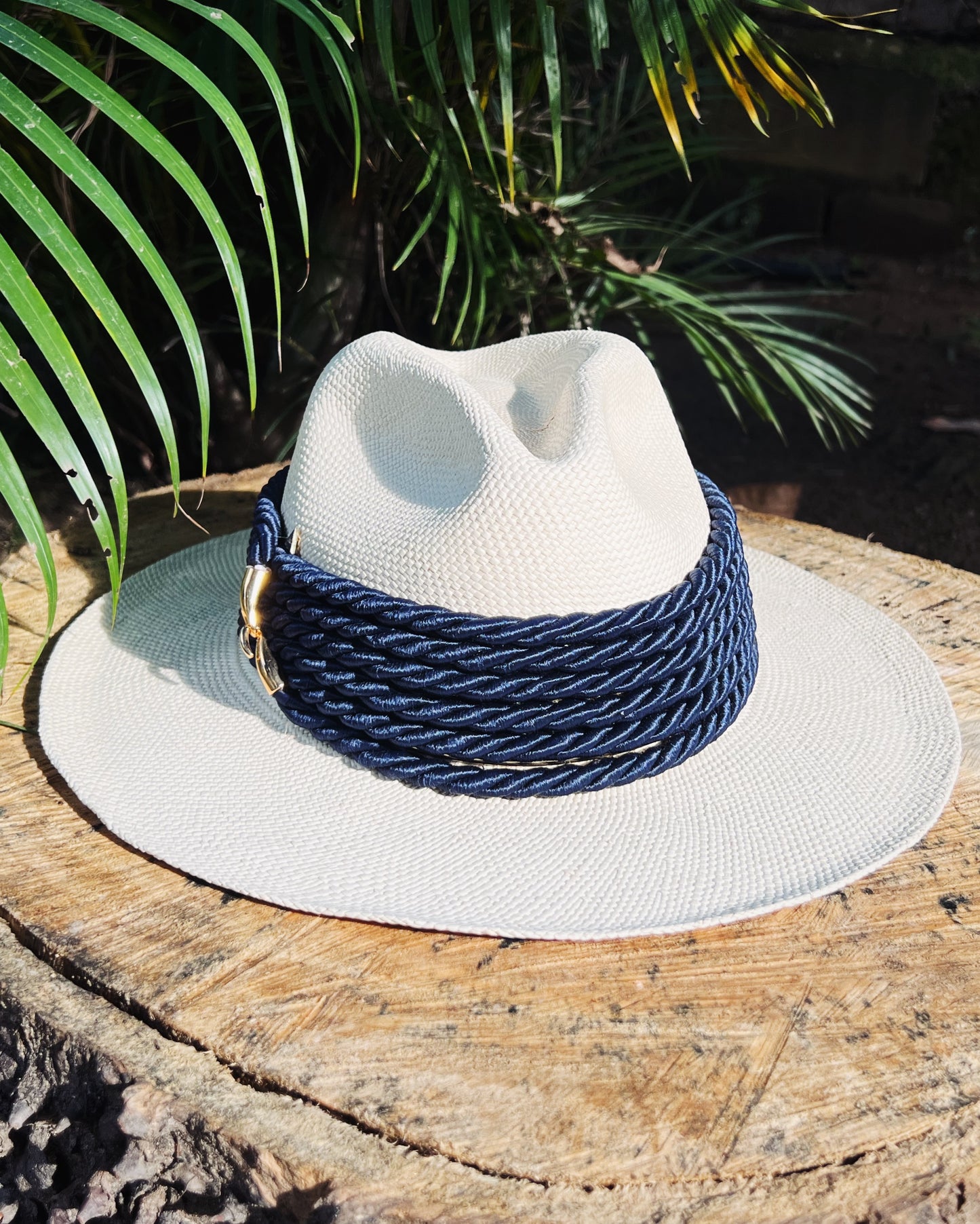 NATURAL HAT WITH NAVY BLUE ROPE